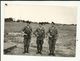 82 . CAYLUS .  CAMP DE CAYLUS . 1966 . PHOTO DE TROIS MILITAIRE . MITRAILLETTE MAT 1949 - Guerre, Militaire