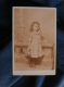 Photo Cabinet Sans Mention Photographe  Jolie Fillette Tenant Un Panair En Osier - CA 1890 - L367 - Oud (voor 1900)