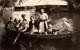 Photo Originale Promenade En Barque Dominicale Un Jour De Communion - La Famille Au Complet Sur L'eau ! 1940/50 - Bateaux