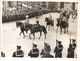 GEORGE VI EST SACRE ROI & EMPEREUR- LE DUC DE GLOUCESTER ET LE DUC DE KENT FRERES DU ROI SUIVIS DES-PHOTO KEYSTONE PARIS - Célébrités