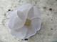 Camélia CHANEL - Fleur En Tissu Pour Décorer Les Paquets Cadeaux  ( En Principe Il Est Collé Avec Du Double Face ) - Toebehoren