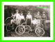 FEMMES -  CYCLISTS IN MESA, AR IN 1898 - MACARTHUR FAMILY COLLECTION -  DIMENSION 12 X 16 Cm - - Femmes
