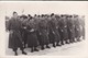 MILITARIA--carte-photo---( Défilé Soldats En Uniformes + Camion )--voir 2 Scans - Uniformes