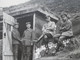 Echtfoto Großes Bild Mit Soldaten Vor Einer Hütte / Bunker! Gefechtsstation. Schützengraben! - Guerre, Militaire