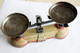 Balance Roberval Jouet, Corps En Fonte D'alu, Plateaux Ronds En Fer Blanc. Couleur D'origine. - Toy Memorabilia