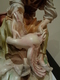 Delcampe - Escultura De Una Mujer Sentada Desplomando Un Pato. - Otros & Sin Clasificación