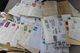 CARTON REMPLI DE LETTRES, CARTES, CORRESPONDANCES, ENTIERS POSTAUX TOUTES EPOQUES, TOUS PAYS + TIMBRES SUR FRAGMENTS - Kilowaar (min. 1000 Zegels)