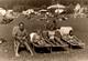 Photo Originale Plage & Maillot De Bain Pour Bronzette Familiale Sur Transat & Parasols En 1971 - Personnes Anonymes