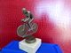 CYCLISTE VINTAGE SUR SOCLE HAUTEUR 120 - Art Populaire