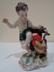 Figura De Porcelana. Chico Asustado Por Un Gallo. Marca En La Base Con Una Corona Y Un Pájaro. - Otros & Sin Clasificación