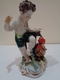 Figura De Porcelana. Chico Asustado Por Un Gallo. Marca En La Base Con Una Corona Y Un Pájaro. - Otros & Sin Clasificación