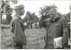 Militaria - Lot De 2 Photo D'un Gade Visitant Ses Troupes - Compagnie De Parachutistes - Annees 60/70 - Guerra, Militari