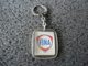 1 PORTE CLEFS FINA Huile Auto Automobile Petrofina Pétrole Belge Belgique Elle A Fusionné En 1999 Avec Total @ Vers 1965 - Porte-clefs