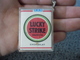 1 PORTE CLEFS CIGARETTES LUCKY STRIKE Monnaies En Chocolat  @ Vers 1965 - Porte-clefs