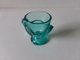 COQUETIER EN VERRE VERT EN FORME DE POULE  VERRERIE D ARQUES LE VIEUX PANEE 6.5 X 7.5 CM 110 GR - Autres & Non Classés