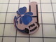 815b : Pin's Pins / RARE & BELLE QUALITE / THEME : SPORTS / RUGBY CLUB PUC BALLON OVALE FLEUR BLEUE - Rugby