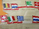 Vrac De 19 Drapeaux Métalliques L'ALSACIENNE// Europe / Années 60       JE202 - Other & Unclassified