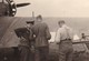 Foto Deutsche Soldaten Mit Plänen Und Ju52 Flugzeug - 2. WK - 6,5*4,5cm (35227) - Krieg, Militär