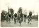 140618 - PHOTO DE PRESSE 1937 SPORT CYCLISME VELO Course Paris Evreux à PONT CHARTRAIN - Ciclismo