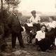 Amusant & Grand Tirage Photo Albuminé Délire Familial Au Jardin, Le Grand Bébé, Jeux De Cannes, Chapeaux, Animaux 1921 - Personnes Anonymes