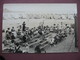 CPA PHOTO Spectacle GUIGNOL ? EN BORD DE MER A LA PLAGE  CABINES FEMMES ENFANTS COSTUMES MODE CHAPEAUX 1920 1930 ? - Groupes D'enfants & Familles