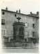 220618A - PHOTO 1953 - 63 ISSOIRE Fontaine Place De La République Chien Teinturerie - Issoire