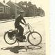 PHOTOGRAPHIE . JEUNE HOMME SUR SA MOBYLETTE MOTOBECANE   (  6 X 8.5 Cm ) - Automobiles