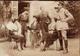 Photo Originale Une Visite à St-Germain En 1919 - Gendarme, Versailles - Jeunes Gens Au Jardin - élégantes, Bourgeoisie - Identified Persons