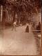 Terrible Tirage Photo Albuminé - Duel D'escrime, Parapluie Contre Canne En Forêt - Duel Homme/Femme Sans Pitié En 1915 - Anonymous Persons