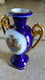 Delcampe - Limoges France - Très Joli Petit Vase Bleu Et Or Avec Sérigraphie Romantique Et Deux Anses Dorées - Ca.1950 - 14cm - Limoges (FRA)