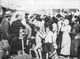 PHOTOGRAPHIE  Famine En Grèce Distribution De Pain Dans Un Village Par New York Times Photos  + Texte   4scans - War, Military