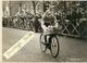 PHOTO ORIGINALE ( 13X18) (cyclisme)    Arrivée De La Courses Des Porteurs De Journaux Haut De La Butte Montmartre - Cyclisme