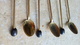 Delcampe - 6 Longues Petites Cuillères Metal Doré Café Mazagran - Deco GRAIN DE CAFE Plastique 19cm Traces Oxydation - Deco Vintage - Cuillers