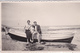 14. CALVADOS. CARTE PHOTO. SUR UNE PLAGE DU CALVADOS. PHOTO DE FAMILLE DEVANT LE BATEAU " MIREILLE" - Lisieux