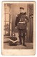Fotografie F. W. Weide, Unbekannter Ort, Portrait Soldat Mit Schwalbennestern Und Horn, Tornister Und Pickelhaube - Guerra, Militares