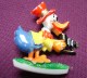 MW. 193. Ancienne Petite Broche En Plastique De Donald Duck Photographe - Broches
