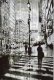 5178 - Pluie Sur Manhattan, Passants Avec Leurs Parapluies. Art, Romantisme. - Silhouettes