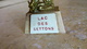 Souvenir LAC DES SETTONS - Miniature 10g/6cm Animal De Montagne & Socle - Le Tout Plastique - Vintage Vers 1970 - Karaf