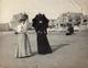 Tirage Photo Albuminé Plage & Maillots De Bains à Biarritz Vers 1900, 2 élégantes Aux Ombrelles & Chapeaux Extravagants - Pin-up