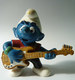 FIGURINE SCHTROUMPFS MUSICIEN JOUEUR DE GUITARE BASSE SCHLEICH 1997 Made In China BASSISTE Schtroumpf - Smurfs