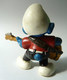 FIGURINE SCHTROUMPFS MUSICIEN JOUEUR DE GUITARE BASSE SCHLEICH 1997 Made In China BASSISTE Schtroumpf - Smurfs