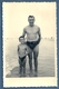 PHOTO - PÈRE ET SON FILS A LA MER - Personnes Anonymes