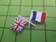 818B Pin's Pins / Beau Et Rare : Thème AUTRES : FRANCE ROYAUME UNI DRAPEAUX CROISES MATCH Si C'est Du Foot , On Gagne !! - Altri & Non Classificati