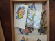 8 BANDES DESSINEES(BON ETAT)+1 JEU NEUF+1 BOITE PINS "TINTIN-MILOU" Et DIVERS - Wholesale, Bulk Lots