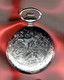 Montre Gousset Argentée - Quartz - Verso Ciselé Volutes Et Fleurs - Horloge: Zakhorloge
