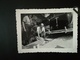 120 PHOTOS ORIGINALES NOIR-BLANC MAJORITAIREMNT CENTRÉES SUR LES PERSONNES DIVERS LIEUX BELGIQUE FRANCE 1930 À 1960. - Album & Collezioni