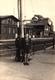 Photo Originale Guerre 1939-45 Enfant Soldat Garde Barrière à La Gare De Naundorf (Saxe) Calot & Short - 01445 Rdbl. - Guerre, Militaire