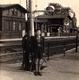 Photo Originale Guerre 1939-45 Enfant Soldat Garde Barrière à La Gare De Naundorf (Saxe) Calot & Short - 01445 Rdbl. - Guerre, Militaire