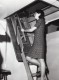 Jeune Femme Actrice? Sur Un Escalier De Grenier Ancienne Photo De Presse Vers 1970 - Sonstige & Ohne Zuordnung