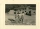 Algérie 1956 . Dans Les Aurès , TENIETZ , Maison Forestière .  Militaires En Short Et Torse Nu .  2 PHOTOS  . - Guerre, Militaire